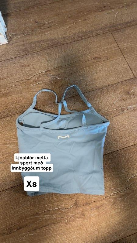 Metta ljósblár opið bak