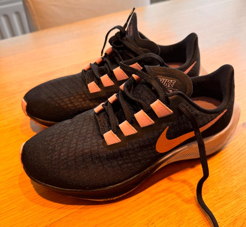 NIKE skór svartir og bleikir