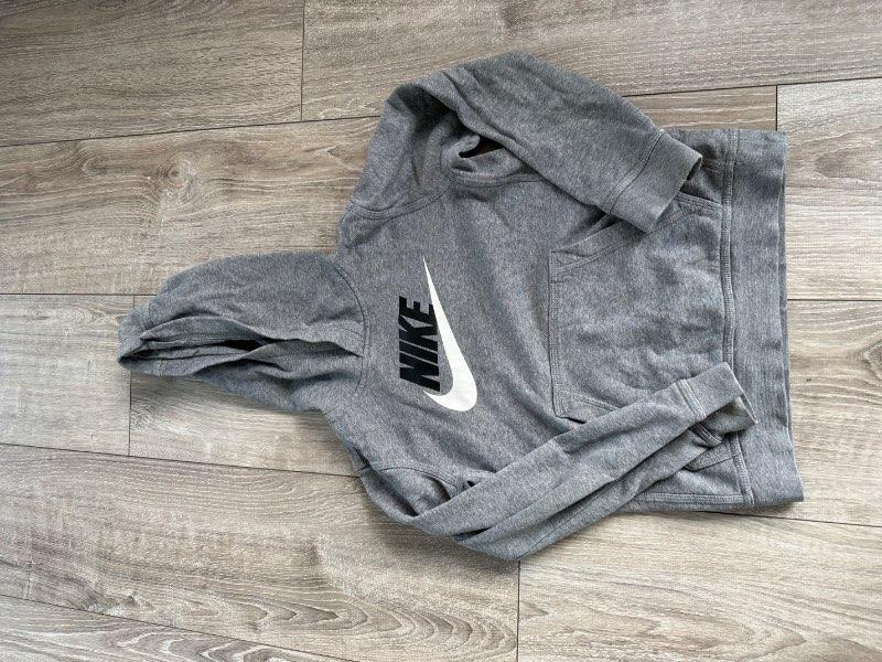 Nike grá hettupeysa
