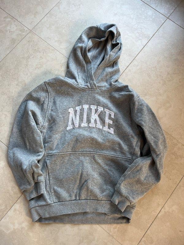 Nike grá hettupeysa