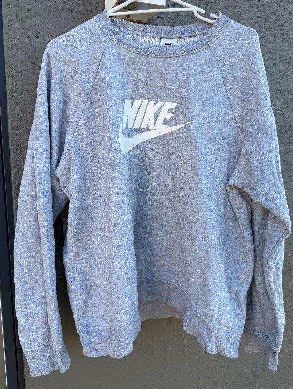 Nike grá peysa