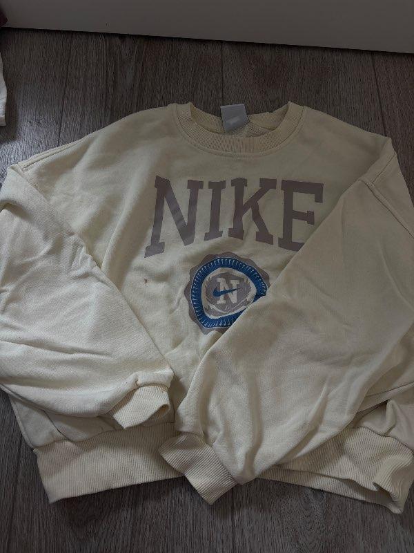 Nike gul peysa (lítill blettur)