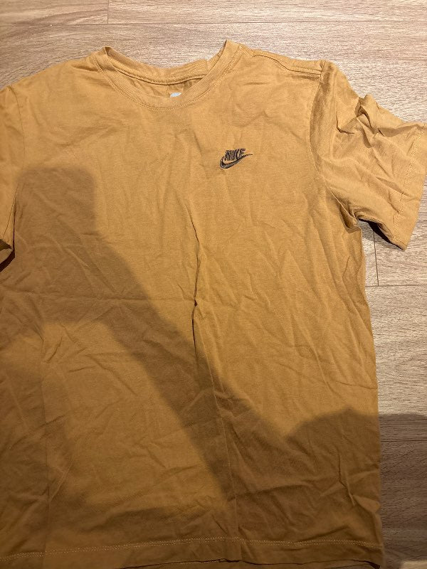 Nike gulur