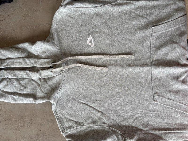 Nike hettupeysa grá