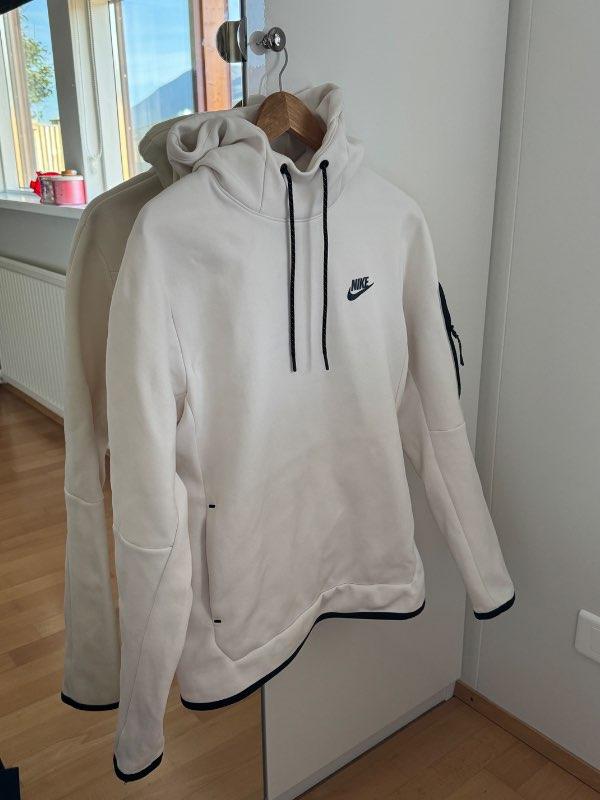 Nike hvít hettupeysa