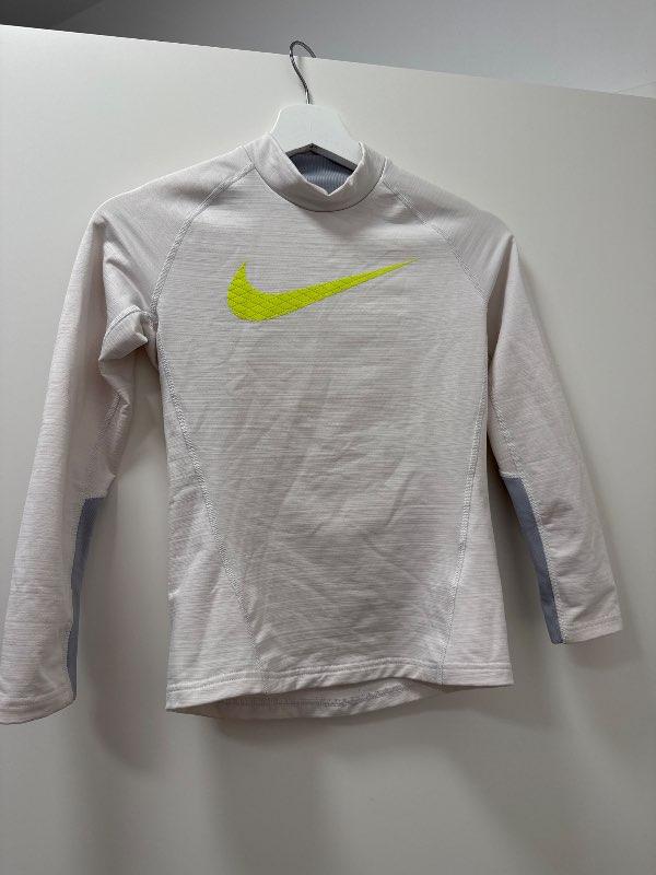 Nike innanundir treyja