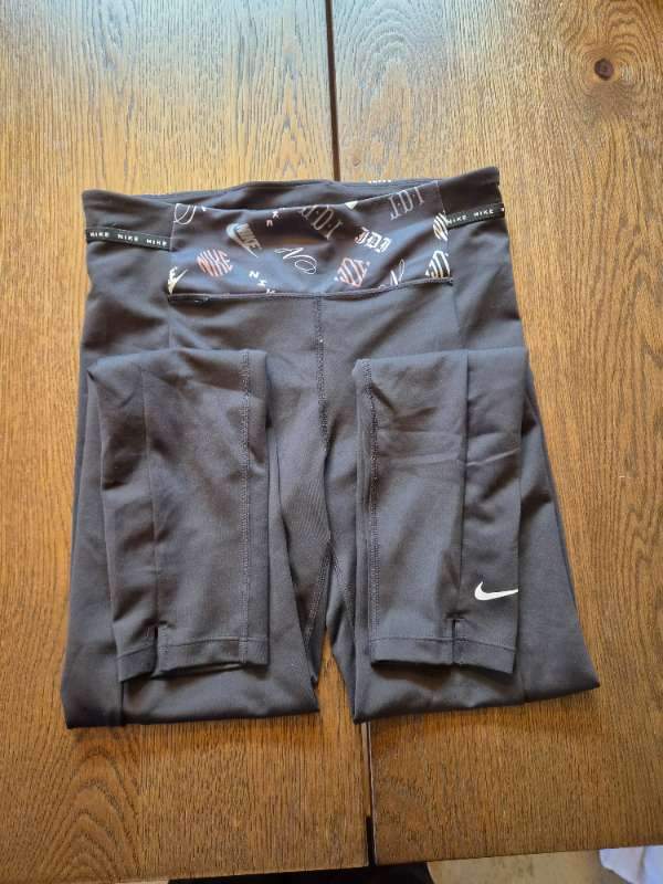 Nike leggings litríka merki