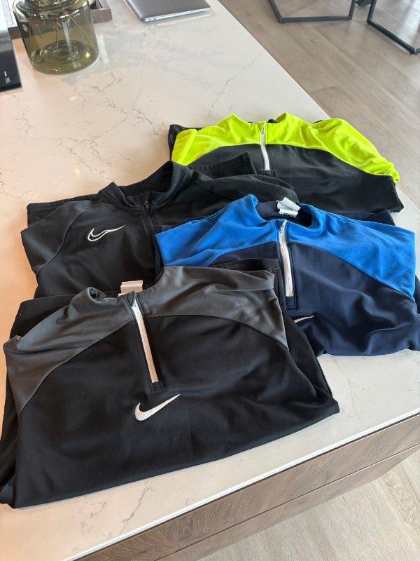 Nike peysa