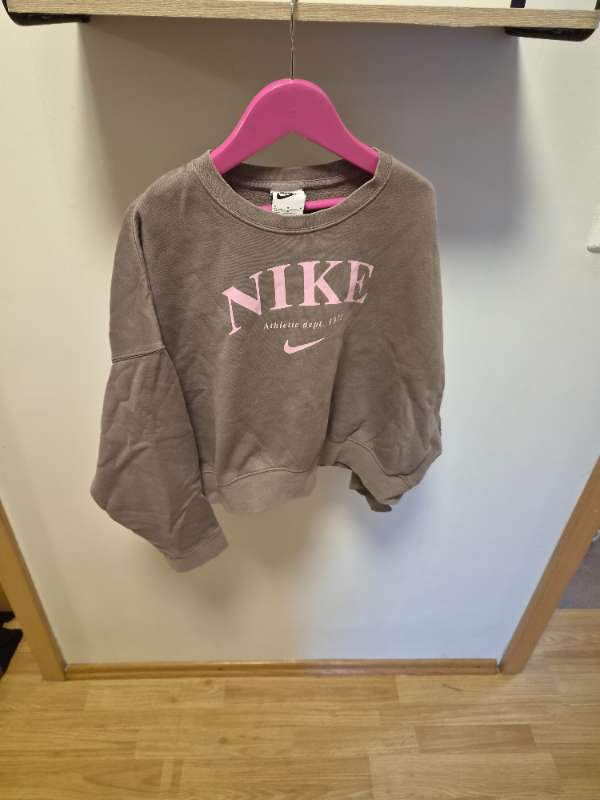 Nike peysa brún og bleik