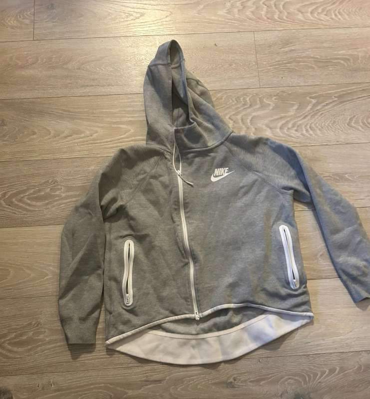 Nike peysa grá