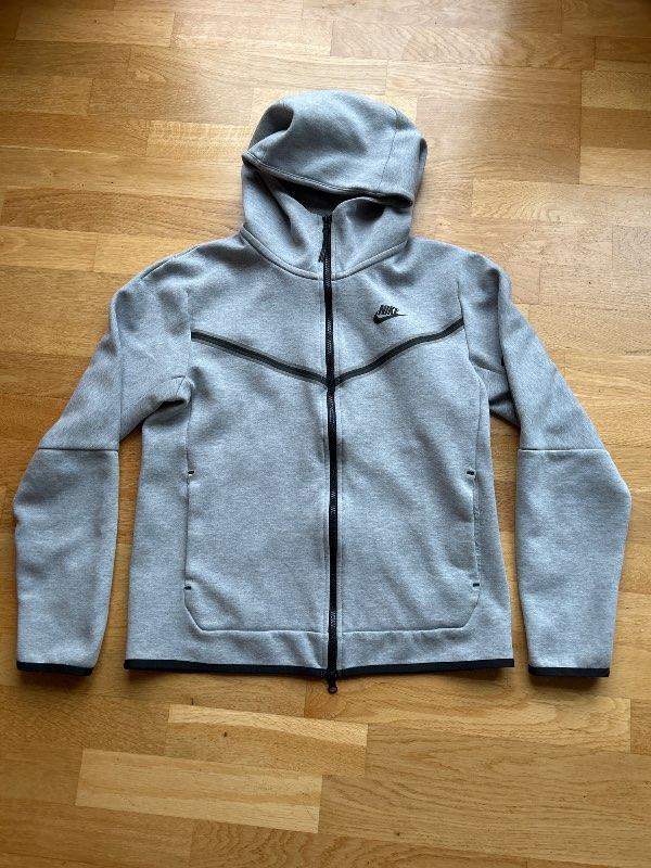 Nike peysa grá (J)