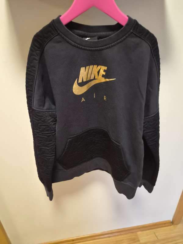 Nike peysa gyllt merki