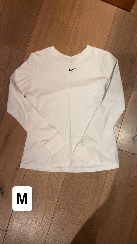 Nike peysa hvít