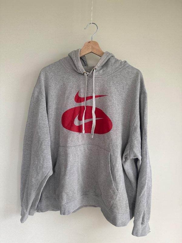 Nike peysa rautt merki