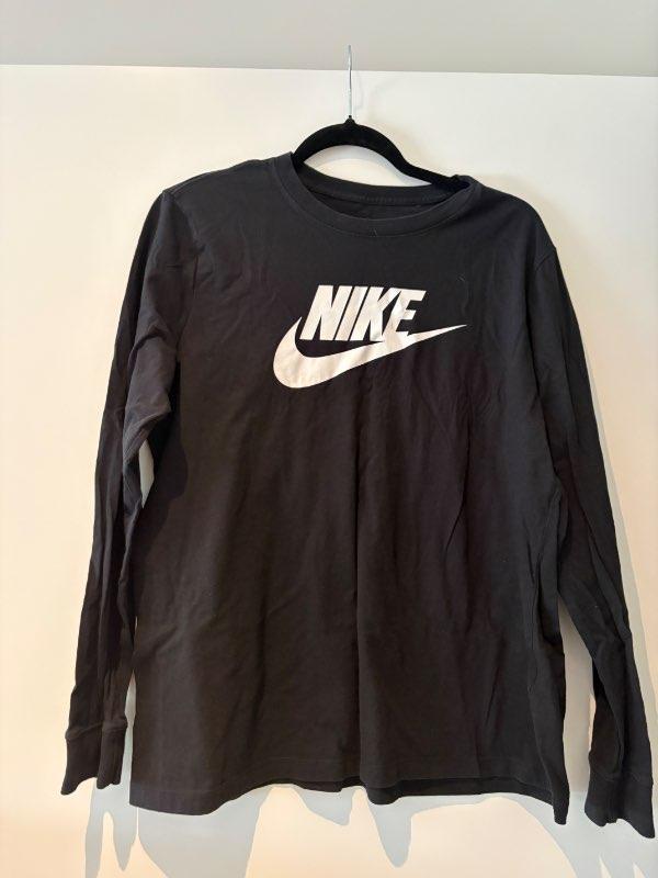 Nike peysa svört