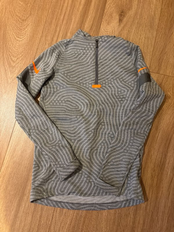 Nike peysagrabarna