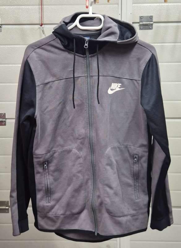 Nike rennd hettupeysa