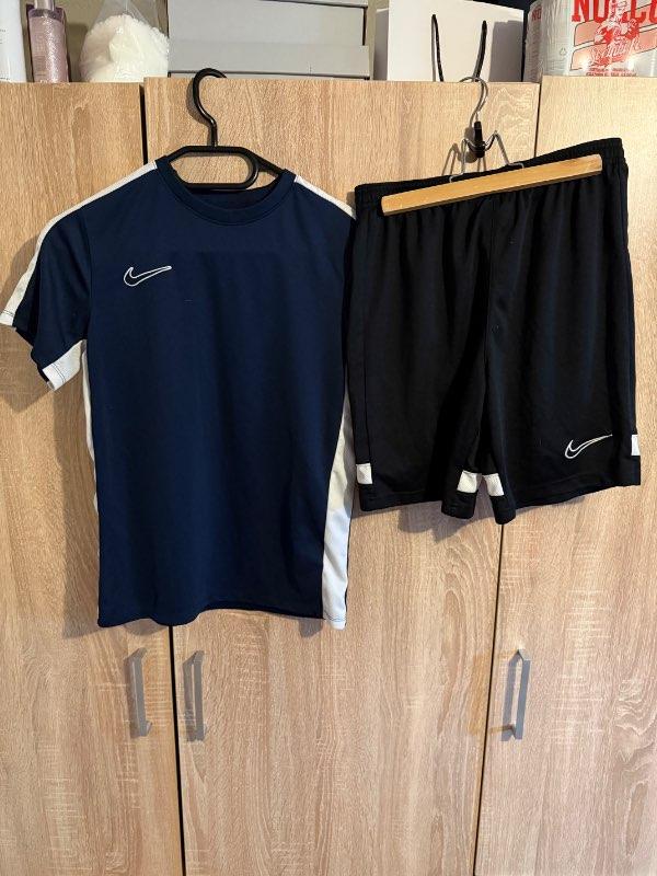 Nike stuttermabolur og buxur