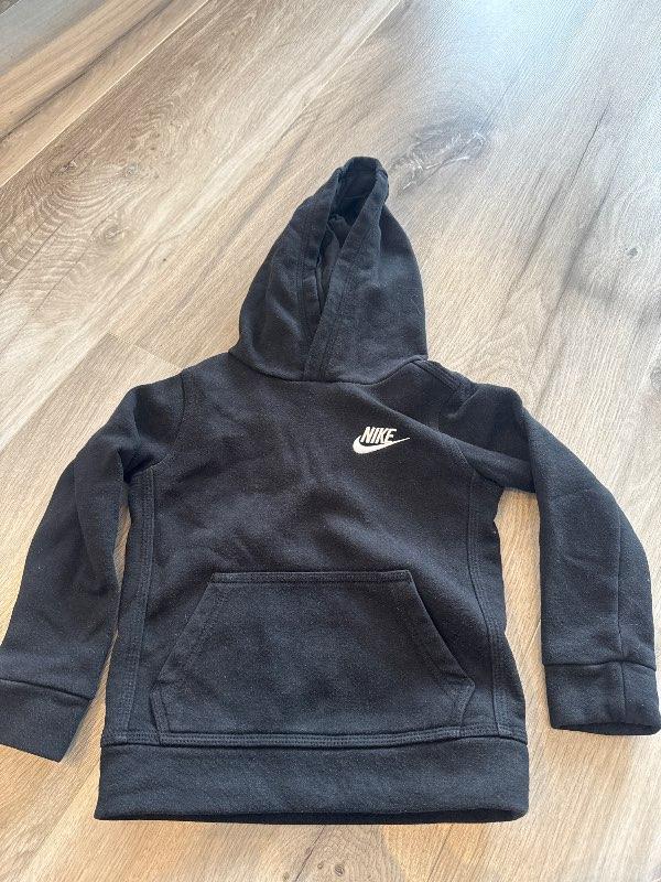 Nike svart hettupeysa