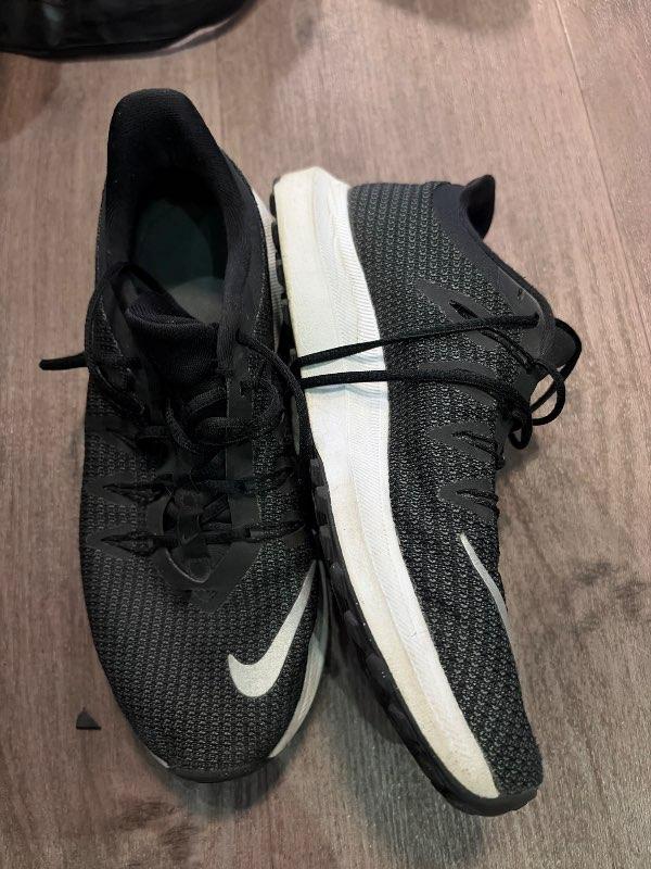 Nike svartir íþróttaskór