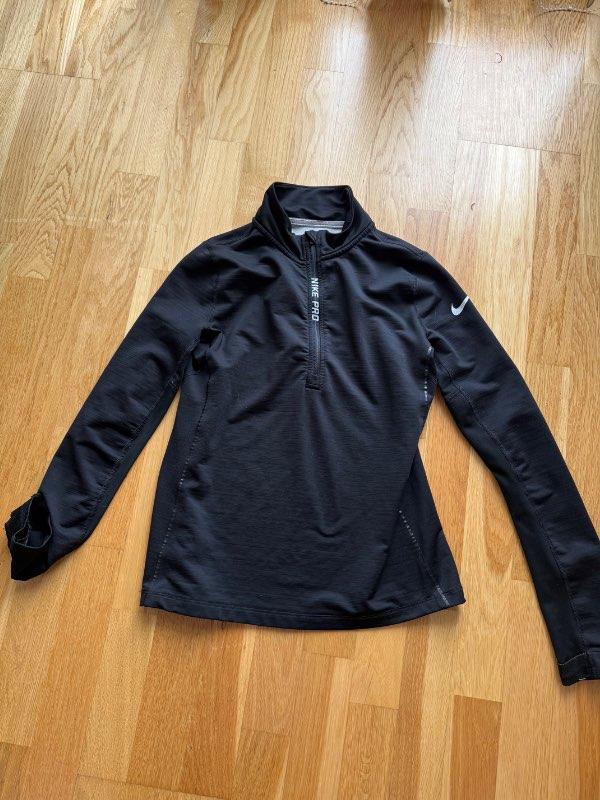Nike svört peysa