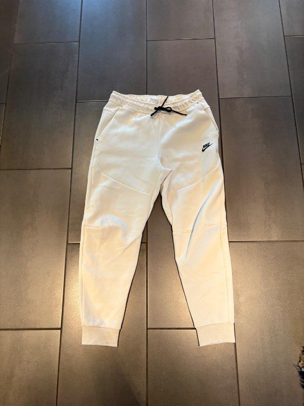 Nike tech peysa