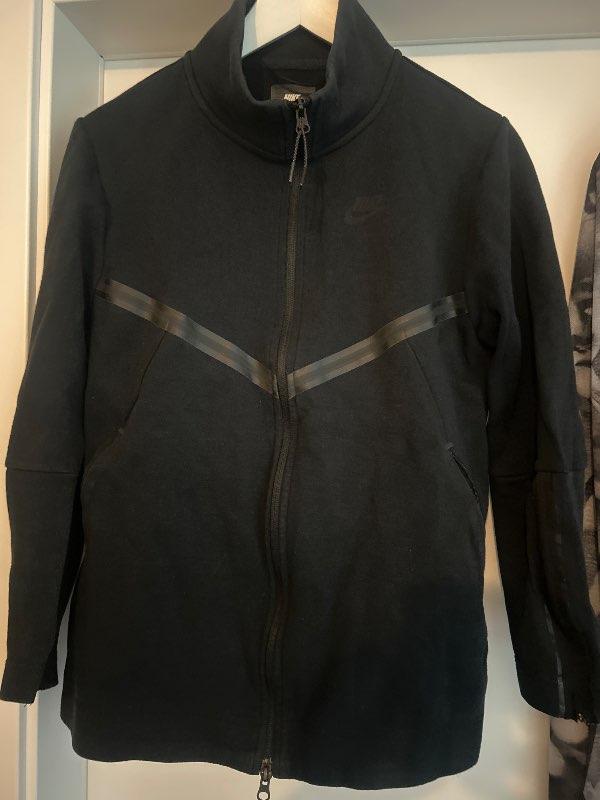 Nike tech peysa