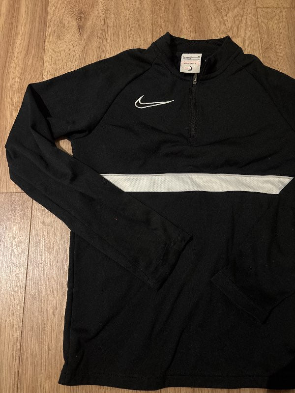Nikesvört peysa