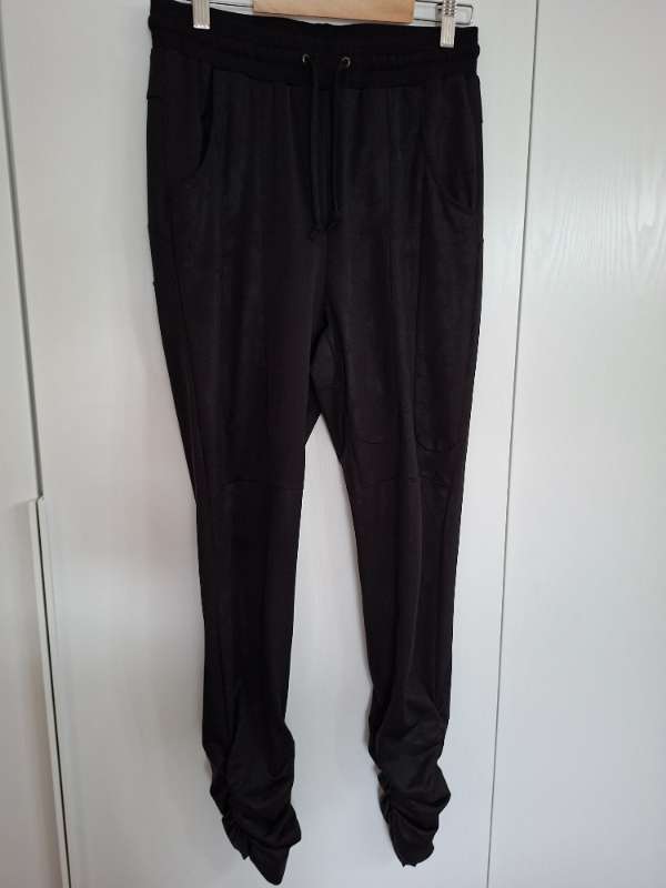 Nü buxur með krumpum að neðan