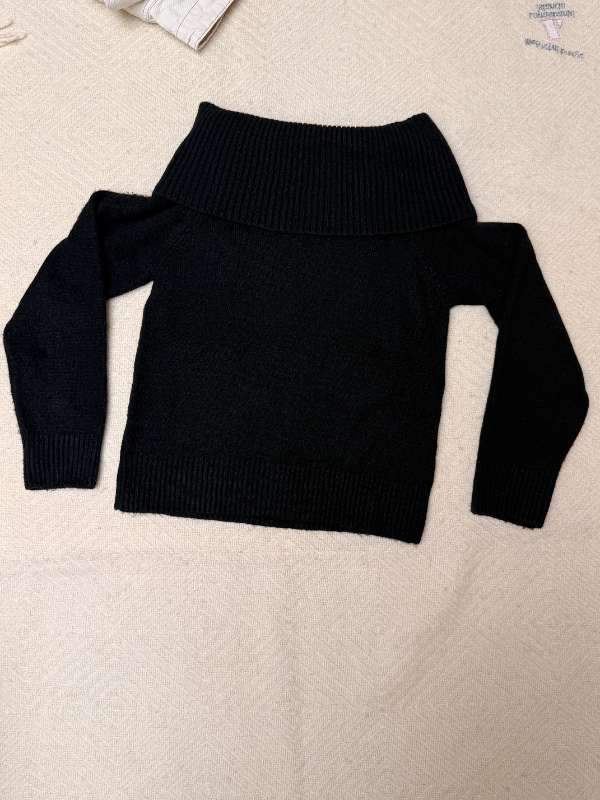 Off Shoulder Peysa (svört)