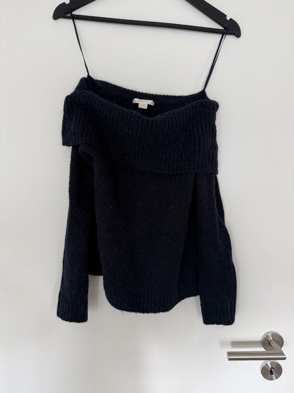 Off shoulder peysa