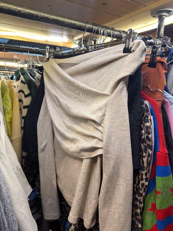 Off shoulder peysa