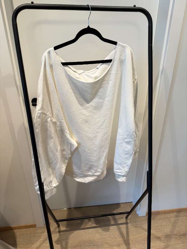 Off the shoulder peysa