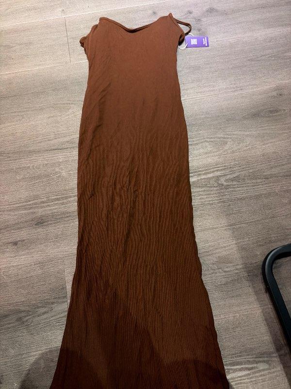 Ónotaður brúnn aðhaldskjóll