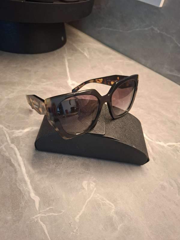 Prada sólgleraugu
