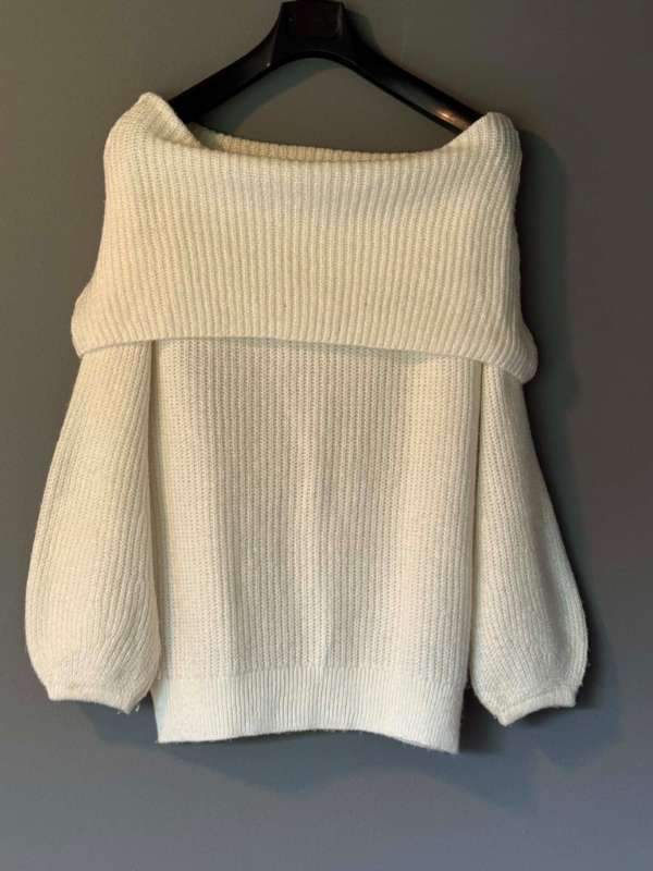 Prjónuð off shoulder peysa