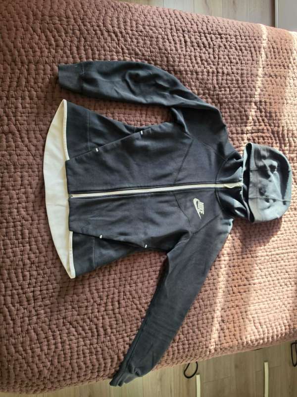 Rennd hettu pesya, svört með hvítum renndum, Nike