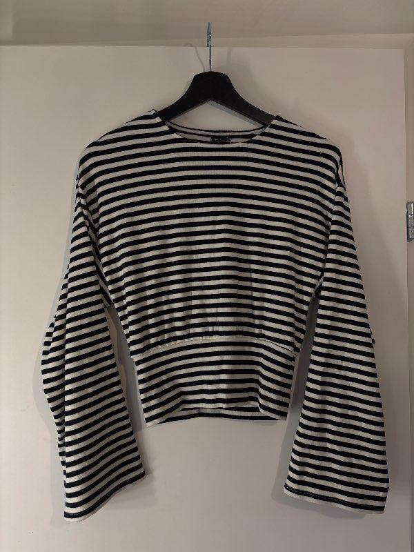 Röndótt Gina Tricot peysa