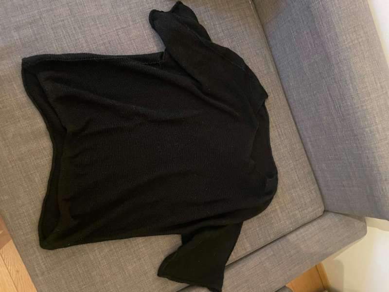 Stutt svört peysa