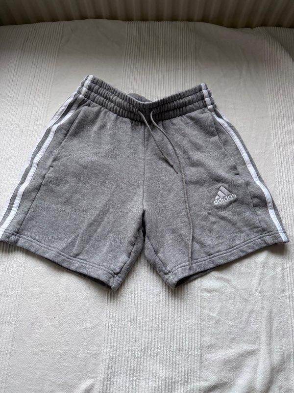 Stuttbuxur adidas gráar