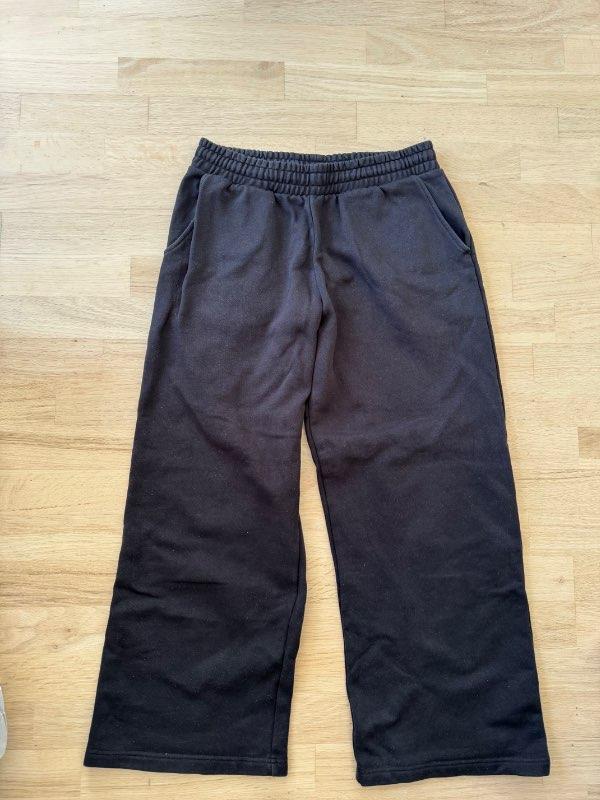 Svartar Weekday sweatpants