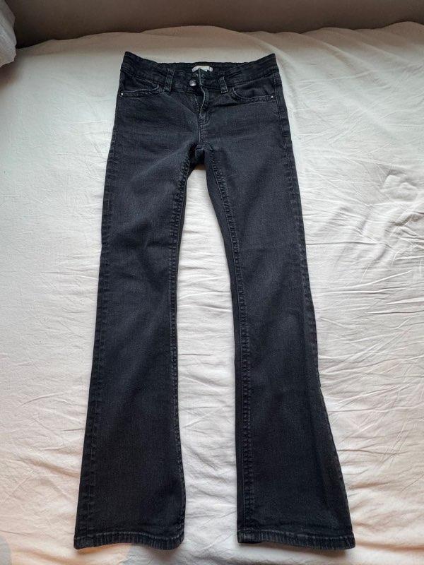 Svartar bootcut gallbuxur