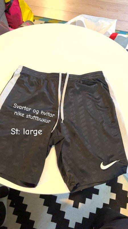 Svartar og hvítar nike