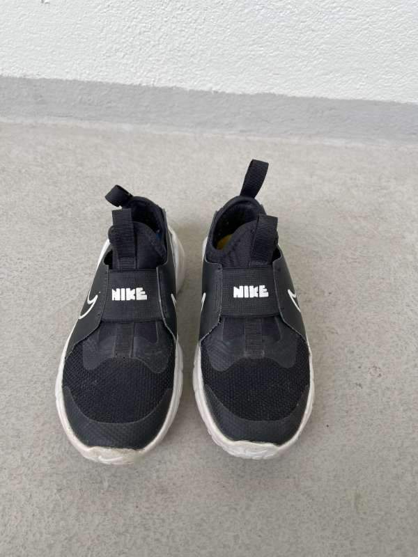 Svartir Nike strigaskór
