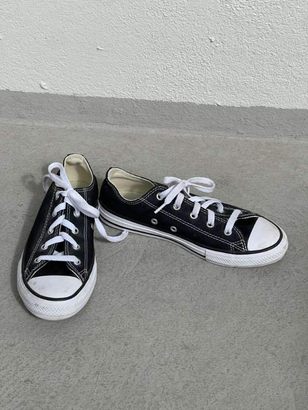 Svartir low-top Converse strigaskór