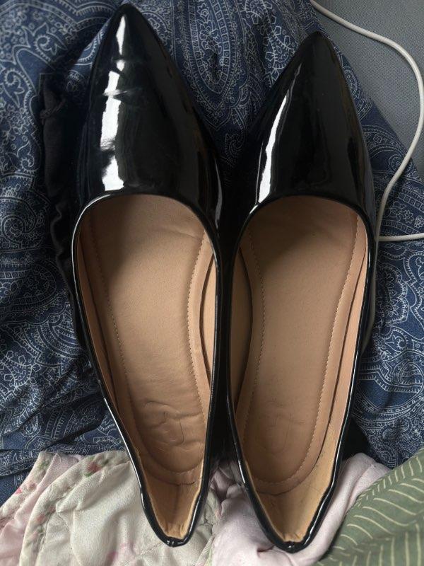 Svartir pointy lakkskór