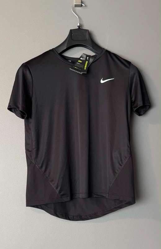 Svartur Nike stutterma íþróttabolur (ónotaður)