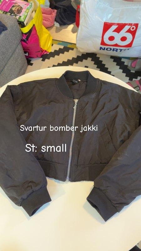 Svartur bomber jakki