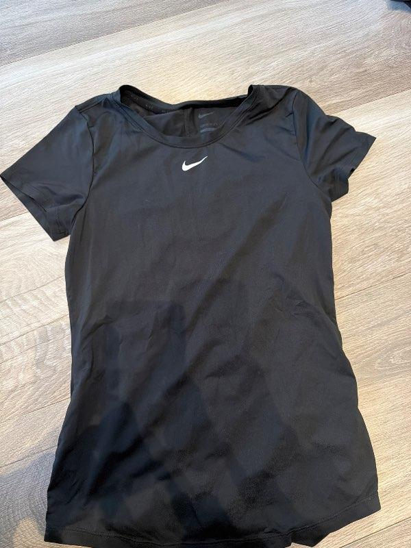 Svartur nike stutterma