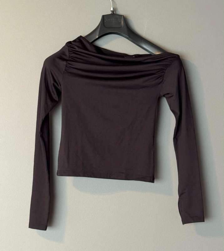 Svartur one shoulder bolur Gina Tricot